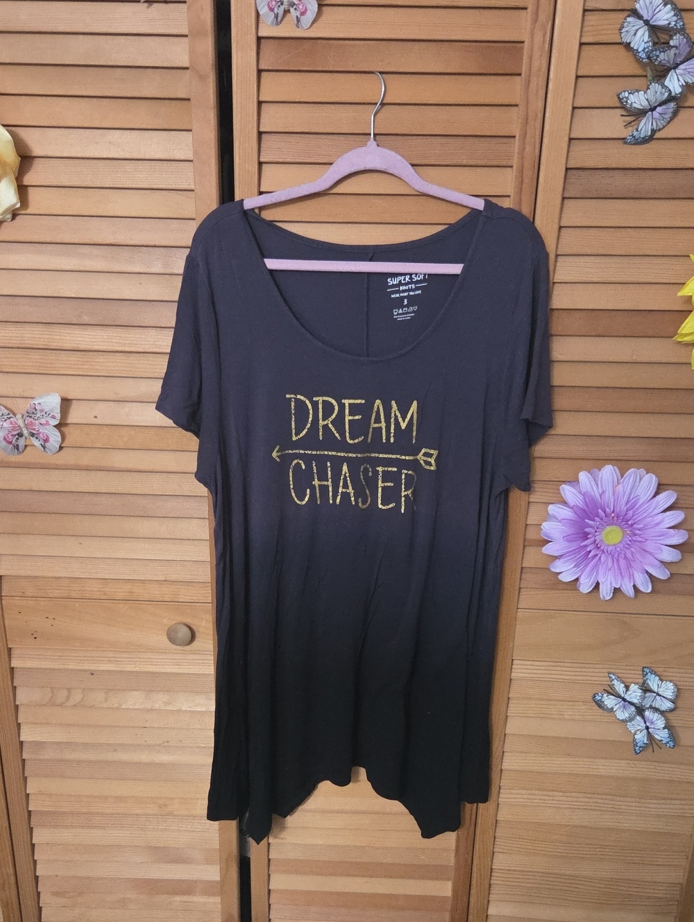 Torrid Black Tunic Tee with Sharkbite Hem And Gold "DREAM CHASER" Graphic